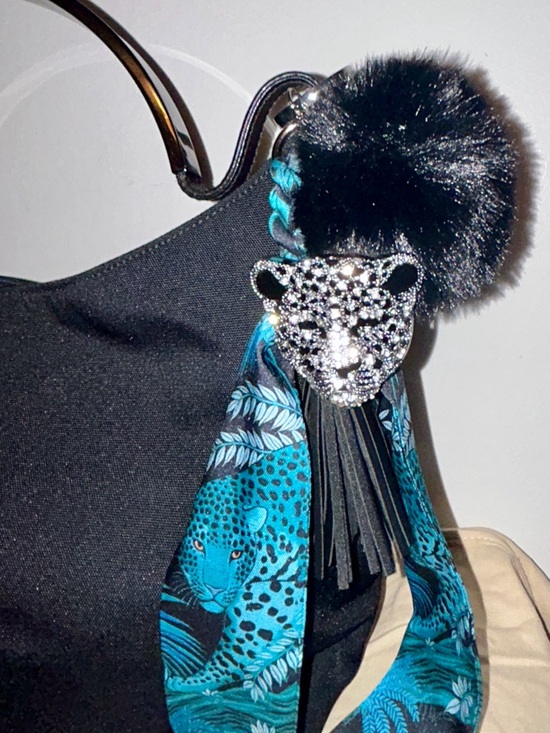 Gucci Black Shoulder Bag with Turquoise Scarf and Crystal Cat Charm - Picture 4 of 12